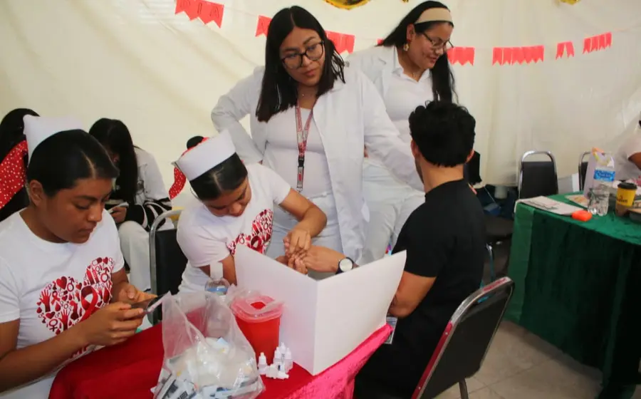 Imagen de la campaña del IMSS Oaxaca sobre la concientización del VIH, destacando la importancia del tratamiento adecuado para evitar que evolucione a SIDA.