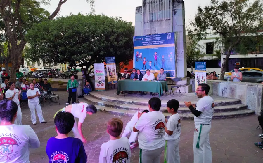 Asistentes participan en actividades deportivas y de salud en el Jardín Conzatti durante la Segunda Semana Nacional de Prestaciones Sociales del IMSS.