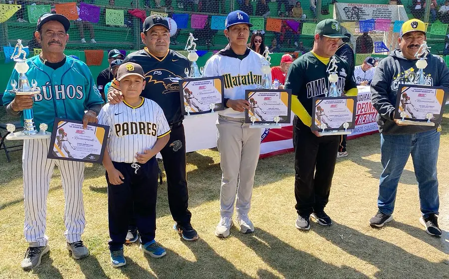Los mánagers campeones posan para la foto durante la ceremonia de inauguración de la Liga de Béisbol Infantil y Juvenil Eduardo Vasconcelos.
