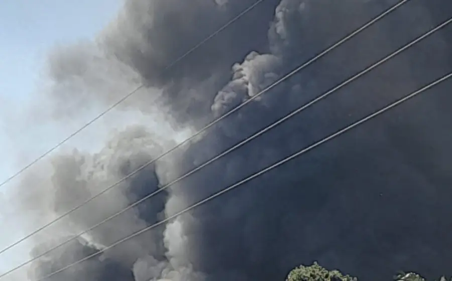 Una bodega de plástico es consumida por un voraz incendio en Tehuantepec, un siniestro que exhibe las carencias de los cuerpos de emergencia.