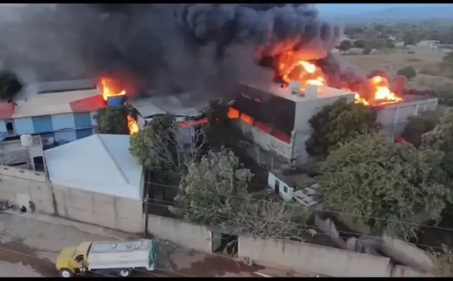 Una bodega de plástico en Tehuantepec es consumida por un fuerte incendio que duró más de 18 horas sin poder ser sofocado.