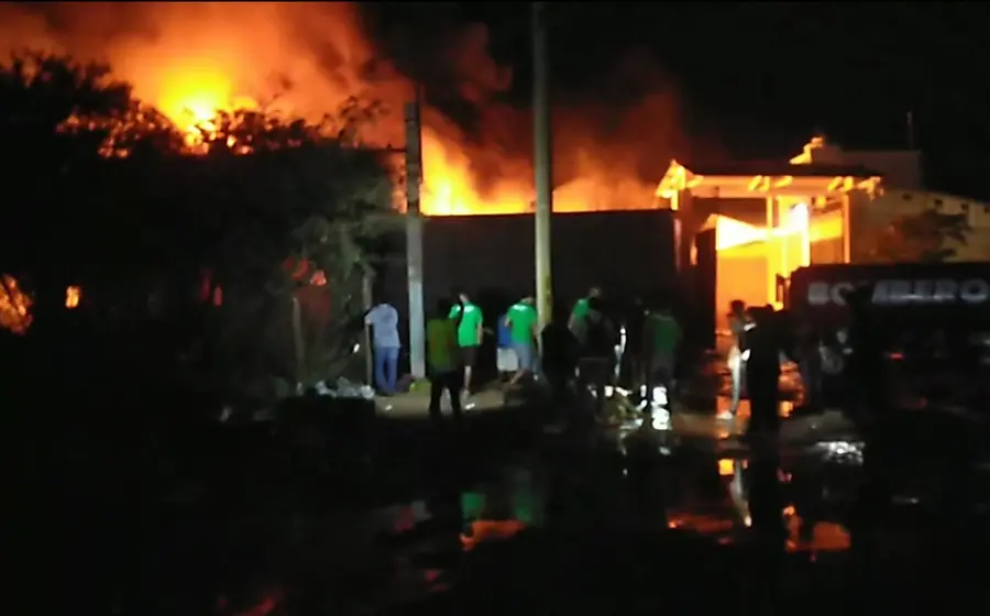 La escena de un incendio que pone en evidencia la omisión de responsabilidades y las posibles consecuencias legales que esto puede generar.