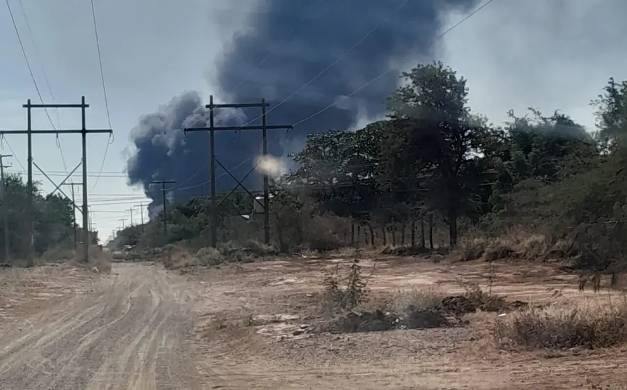 Los restos carbonizados del patrimonio laboral de una familia tras un incendio ocurrido en Tehuantepec, que evidencia la falta de equipo de bomberos.
