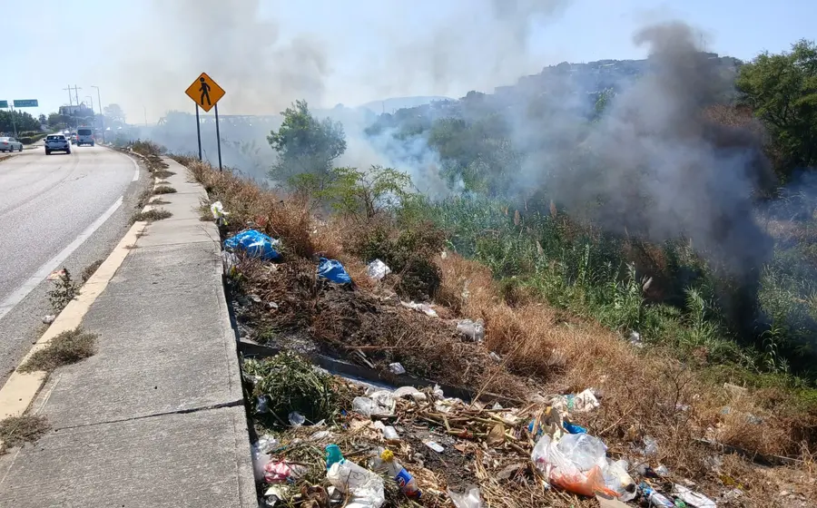 Un incendio consume los pastizales secos dentro del cauce del río Tehuantepec, generando una densa columna de humo visible en la zona.