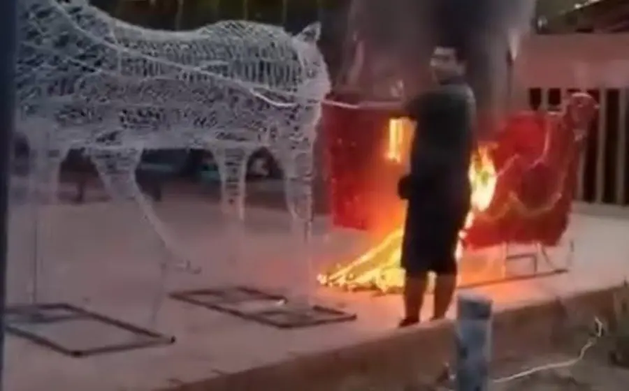 Un trineo navideño decorativo en llamas tras incendiarse en la vía pública del municipio de Santa María Petapa, Oaxaca, sin que se reportaran heridos.