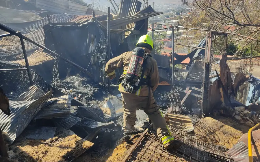 Los escombros y restos carbonizados de tres viviendas después de ser consumidas por un incendio, resultando en una pérdida total para los afectados.