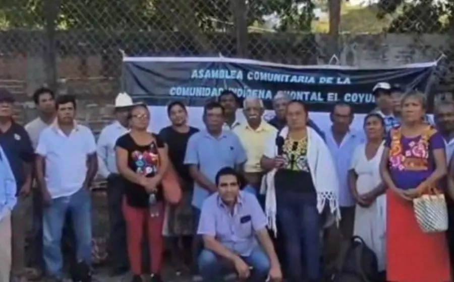 Indígenas chontales defensores de sus tierras tras ser absueltos por un juzgado, cuya resolución podría ser impugnada por empresarios mediante amparo.