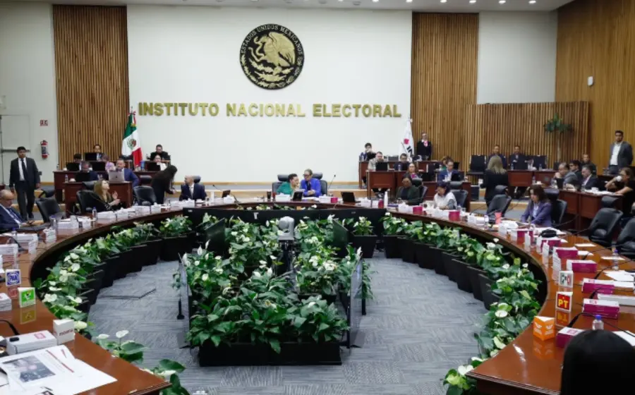 Logotipo del Instituto Nacional Electoral (INE) sobre una ilustración relacionada con el proceso electoral 2026-2027, que incluye comicios federales y locales.