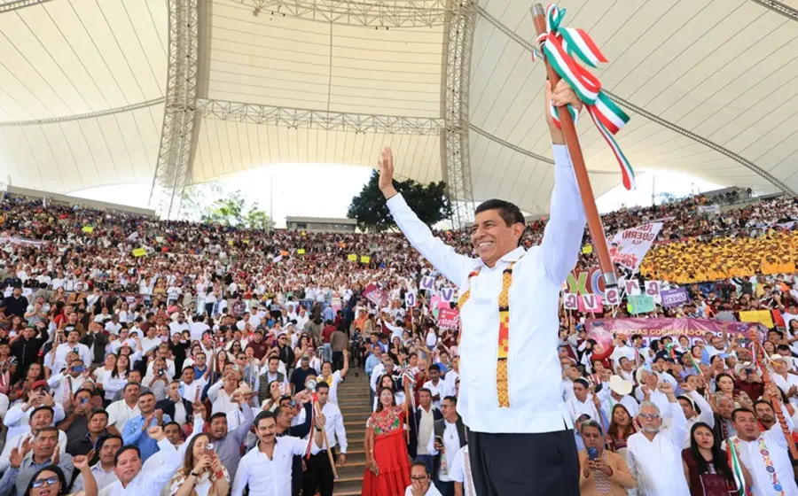 Imagen del Tercer Informe del Gobierno de Oaxaca, donde se presentaron los avances en la reducción de la pobreza y el fortalecimiento de la paz social.