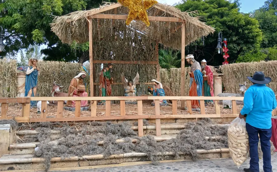 Habitantes de Tehuantepec celebran el inicio de las tradicionales posadas navideñas, recorriendo las calles de la ciudad como parte de las festividades decembrinas.