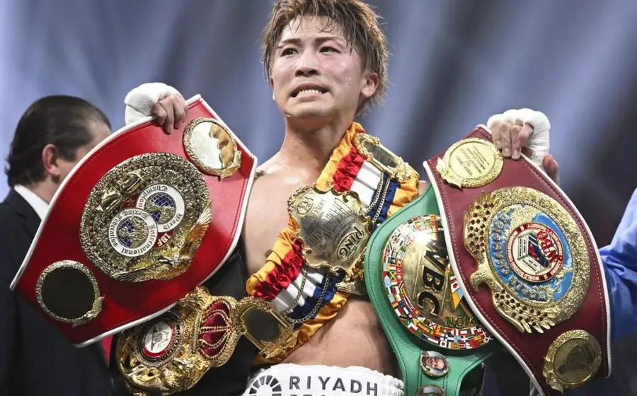 El boxeador Naoya Inoue en acción durante su pelea contra Picasso, donde defendió y retuvo su título indiscutido de peso supergallo.