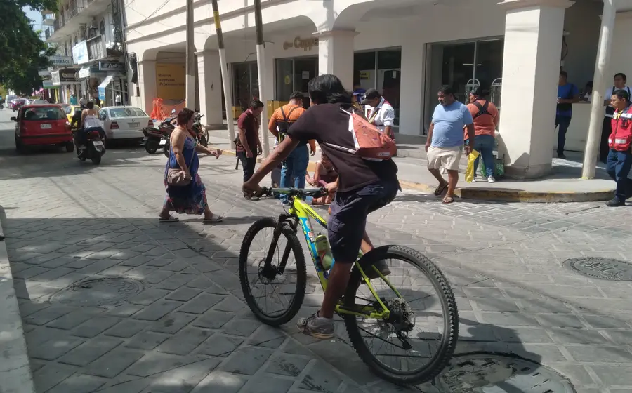 Una imagen que ilustra la creciente inseguridad en Tehuantepec, donde los asaltos y robos a comercios y transeúntes se han vuelto más frecuentes.