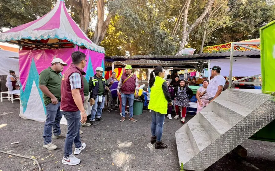 Autoridades de seguridad realizan una inspección en los puestos y juegos mecánicos para reforzar la protección durante las celebraciones de la Soledad.