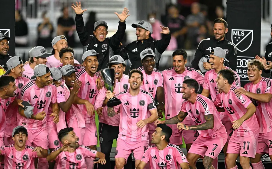 Lionel Messi celebra con sus compañeros del Inter Miami el momento en que se coronaron campeones de la MLS.