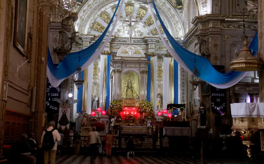 El interior de la Basílica de la Soledad se muestra bellamente adornado para celebrar las festividades de la Virgen, patrona de Oaxaca.