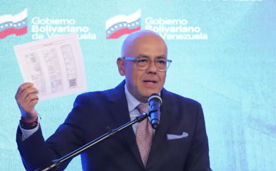 Una de las embarcaciones atacadas que supuestamente transportaba droga, en el centro de la investigación de la Asamblea Nacional de Venezuela.