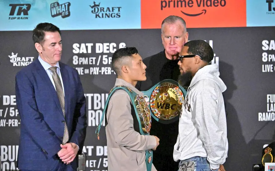 Los boxeadores Isaac 'Pitbull' Cruz y Lamont Roach se miran fijamente durante su encuentro cara a cara previo a su combate.