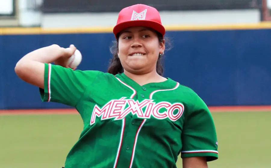 La jugadora de softbol Itza Hernández, conocida como La China, retratada mientras persigue su sueño profesional en el deporte de alto rendimiento.
