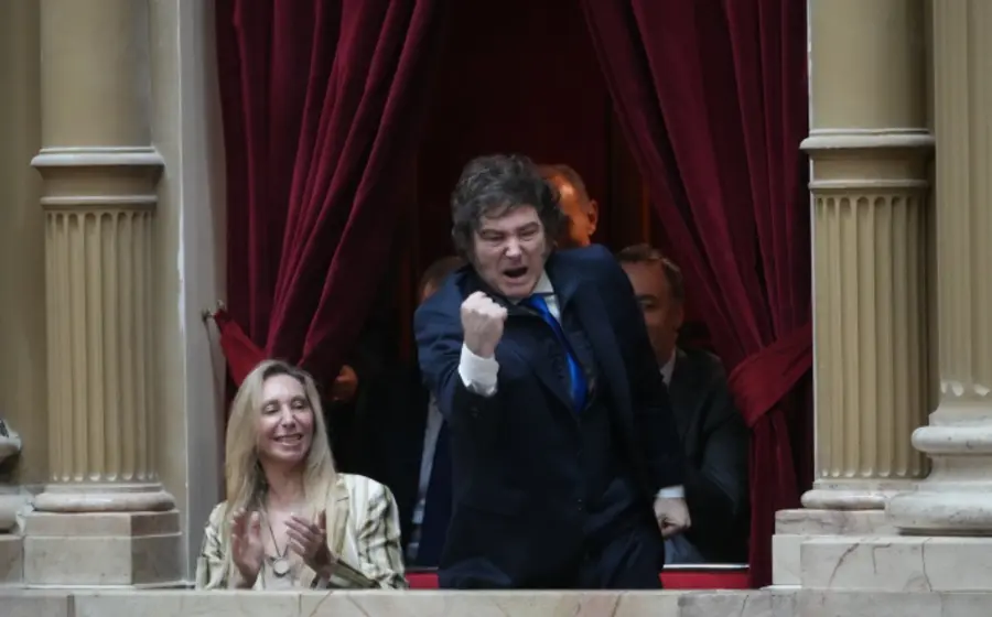 El presidente electo Javier Milei observa la ceremonia de jura de los nuevos diputados desde un palco en el recinto legislativo.