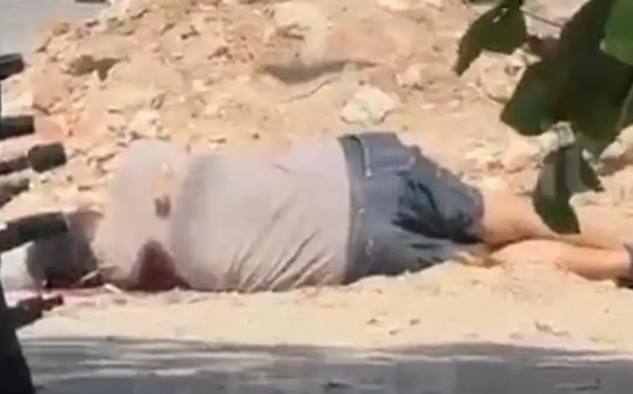 La escena del crimen en una obra en construcción en Juchitán de Zaragoza, donde un hombre identificado como Jesús fue asesinado.