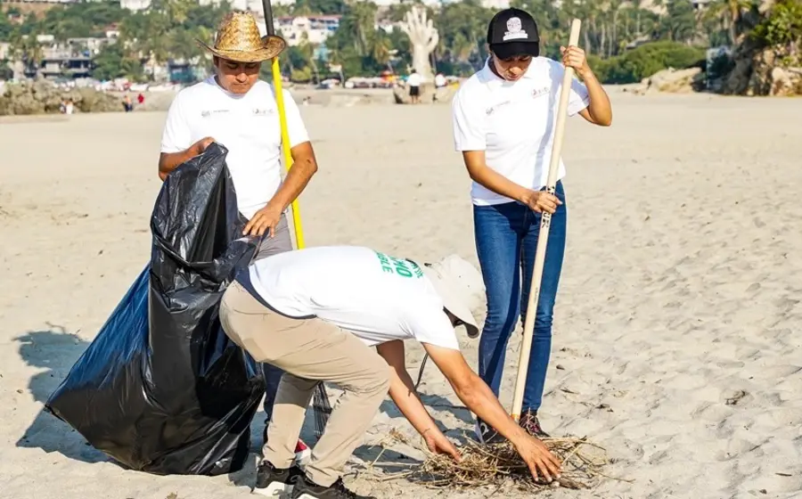 Voluntarios participan en la jornada masiva de limpieza para retirar seis toneladas de basura de las playas en la Costa de Oaxaca.
