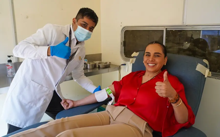Una persona voluntaria extiende su brazo para donar sangre durante la jornada nacional de donación que inició en Oaxaca para salvar vidas.