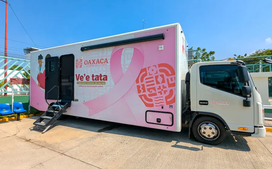 Personal de salud realiza estudios de mastografía gratuitos a mujeres durante la jornada contra el cáncer de mama en el municipio de Matías Romero.