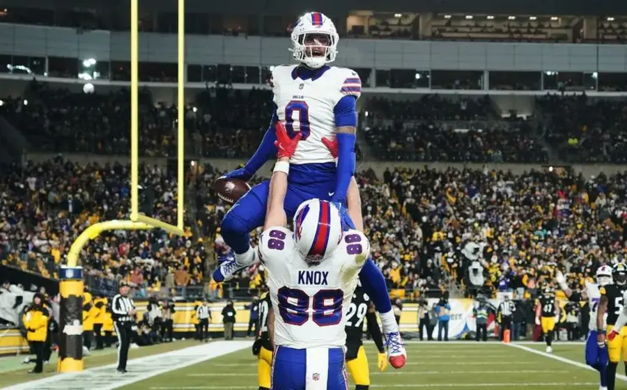 Josh Allen, quarterback de los Buffalo Bills, en acción durante el partido contra los Steelers donde estableció un nuevo récord de anotaciones terrestres.