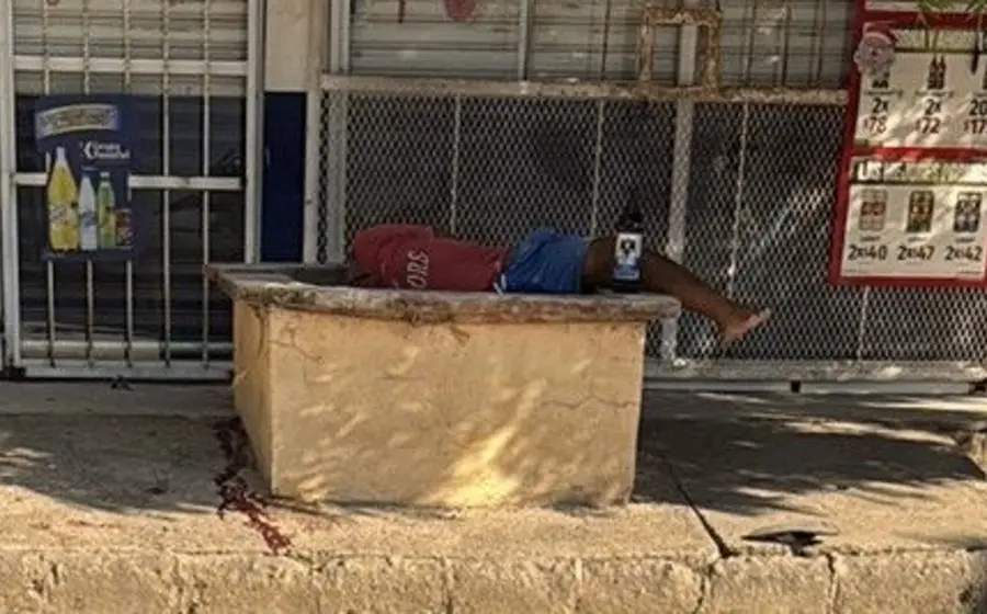 La escena del crimen en el centro de Chahuites donde un joven curandero fue asesinado, con la zona resguardada por las autoridades.