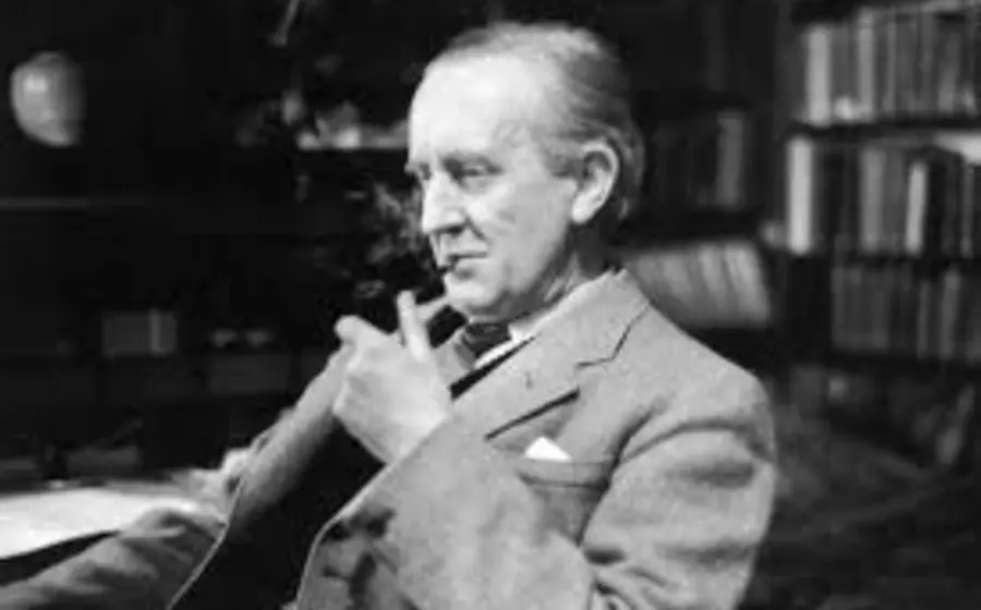 Un retrato del escritor británico J.R.R. Tolkien, conocido como el profeta de la Tierra Media por su vasta obra literaria de fantasía.