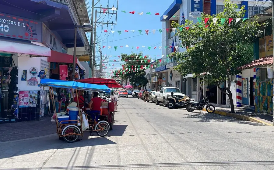 Puestos de juegos de azar operando en una calle de Ixtepec, actividad que el Gobierno Municipal advirtió que será sancionada por la ley.
