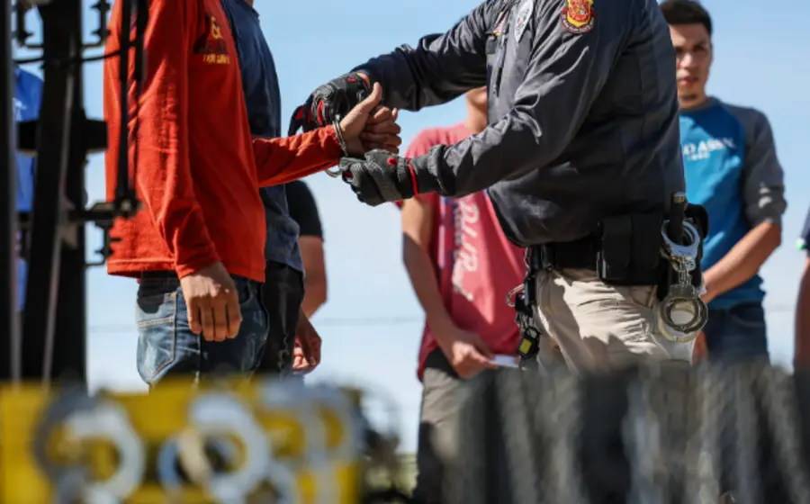 Un mazo de juez en un tribunal, simbolizando la decisión legal que detiene el plan del gobierno para deportar a migrantes sudaneses en Estados Unidos.