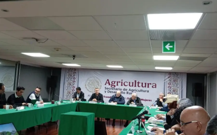 Julio Berdegué y César Yáñez encabezan una mesa de diálogo con productores y transportistas para atender sus principales demandas.