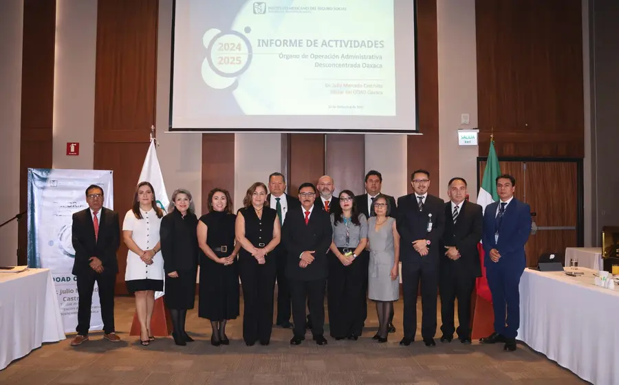 Julio Mercado Castruita, titular del IMSS en Oaxaca, presenta su informe de labores 2024-2025 durante un evento oficial de la institución.
