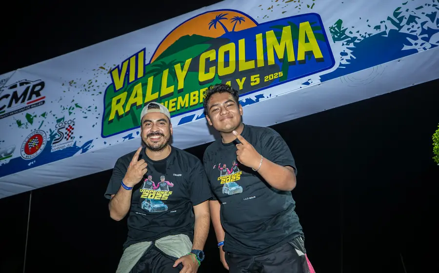 Los pilotos Lalo Solís y Char García posan juntos como los nuevos campeones nacionales de rallies, un logro destacado del automovilismo oaxaqueño.
