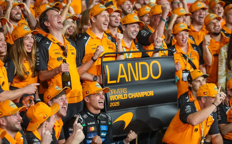 El piloto Lando Norris de la escudería McLaren, quien se coronó como el campeón mundial de la Fórmula 1 en la temporada 2025.