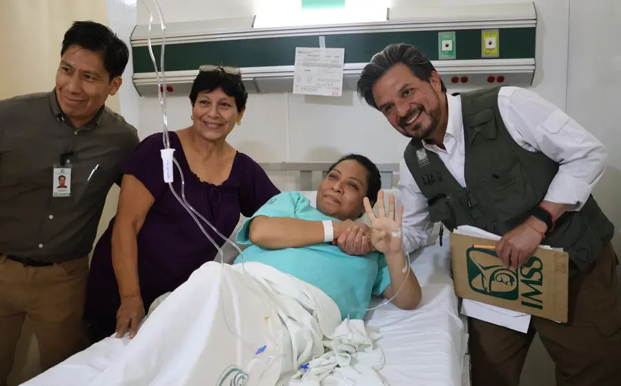 Personal médico del IMSS brinda atención a una de las personas lesionadas tras el accidente ferroviario, preparándola para su valoración médica.