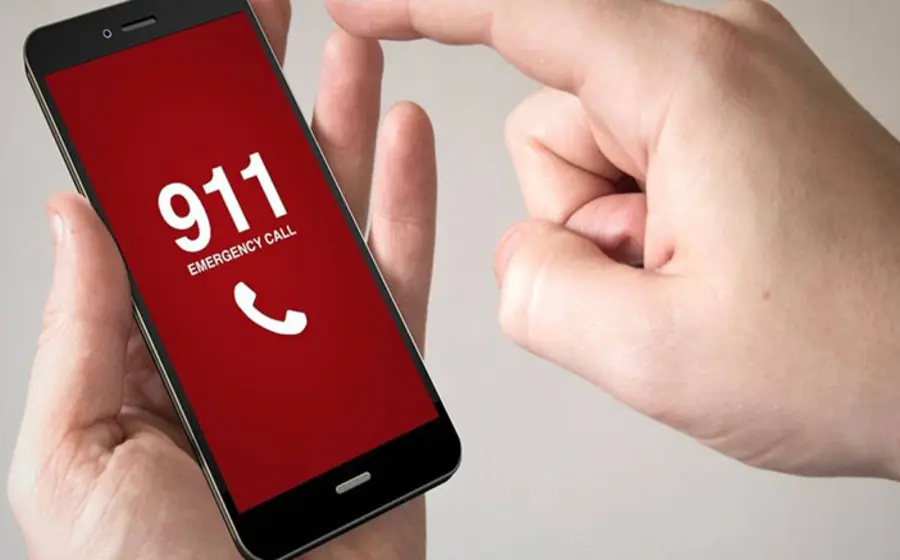 Una ilustración conceptual sobre el peligro de las llamadas falsas al 911, que generan alertas que pueden derivar en tragedias reales.