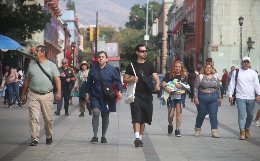 Un grupo de turistas llega al destino de Oaxaca, donde se aplican protocolos de vigilancia sanitaria para recibir a los visitantes de forma segura.