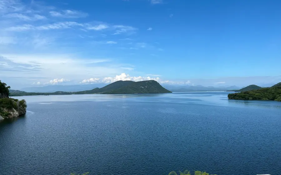 Una presa en Oaxaca muestra un nivel de agua elevado debido a las recientes precipitaciones causadas por el monzón mexicano y ondas tropicales.