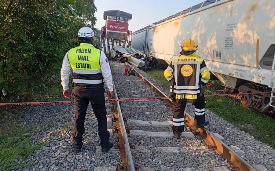 El auto destrozado en el que viajaba una pareja, después de ser impactado por una locomotora en un accidente que dejó dos fallecidos.