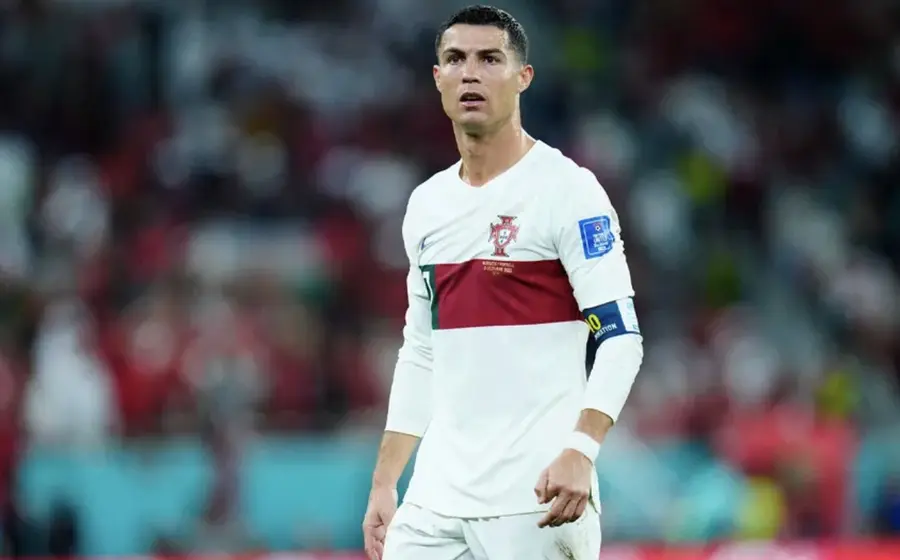 La imagen captura la locura y emoción que genera el futbolista Cristiano Ronaldo, CR7, entre la multitud de aficionados que se congregan para verlo.