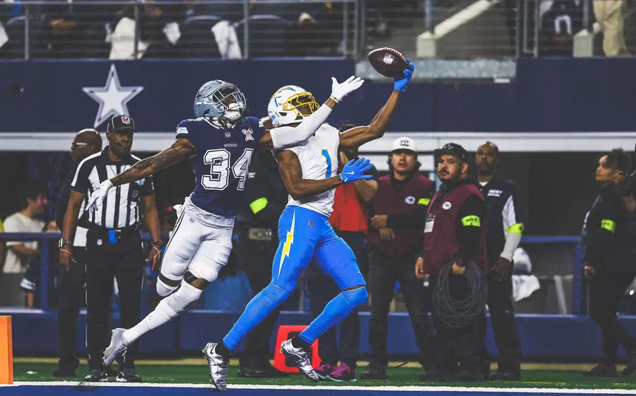 El equipo de fútbol americano Los Chargers se impone a los Cowboys, asegurando una victoria clave que los acerca a los playoffs.