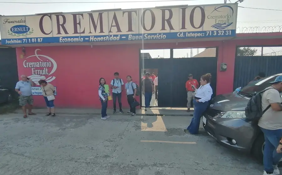 Vista del lugar a donde fueron trasladados los cuerpos de las víctimas del Tren Interoceánico, mientras los deudos esperan afuera por noticias.