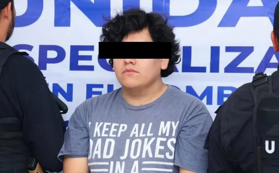 Luis Alfredo es fotografiado tras ser detenido en la colonia Eliseo Jiménez Ruiz, acusado del delito de pornografía infantil.