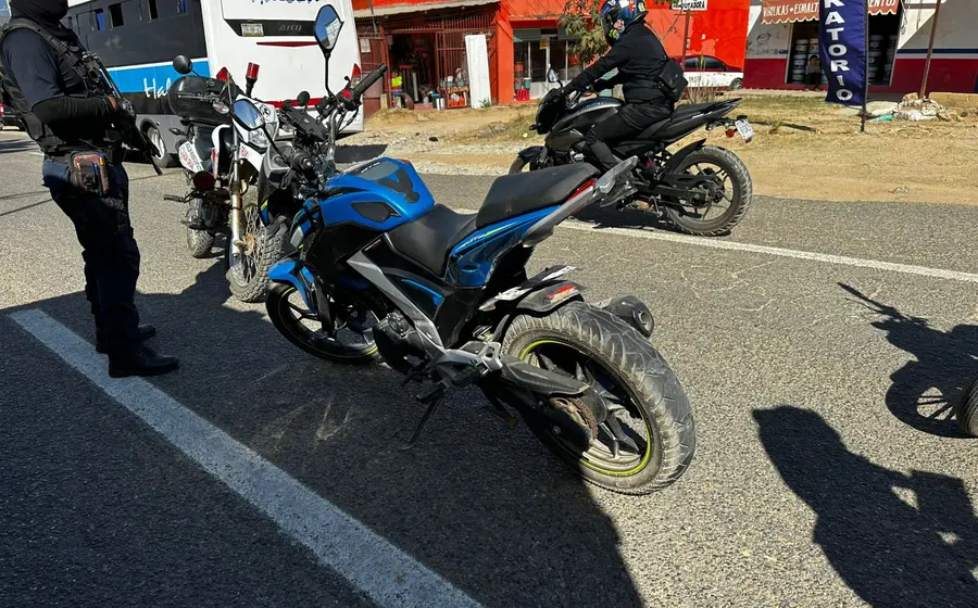 Escena de un accidente vial en el que una madre y su hija resultaron heridas tras ser arrolladas por un vehículo.