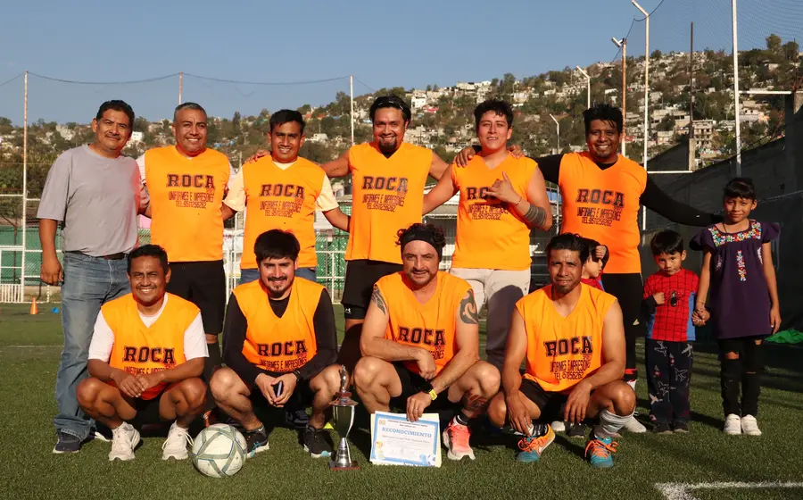 El equipo de fútbol Magisterial Fut 9 celebra con alegría su contundente coronación como campeones del torneo, posando para la foto.