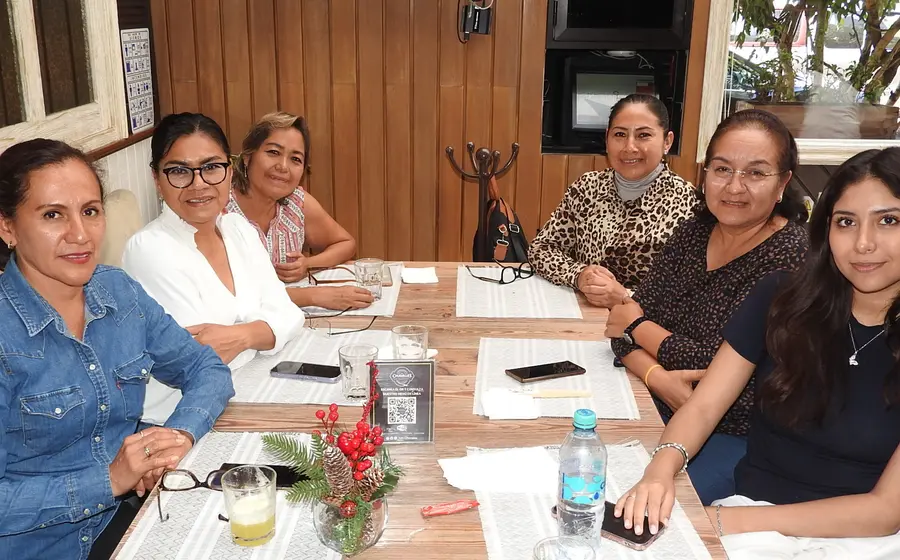 Margarita Pichardo, la festejada, celebra su cumpleaños en compañía de sus amigas Wilma Castellanos, Roberta Palacios, Irene Vitela, Laura López e Ivana Beltrán.