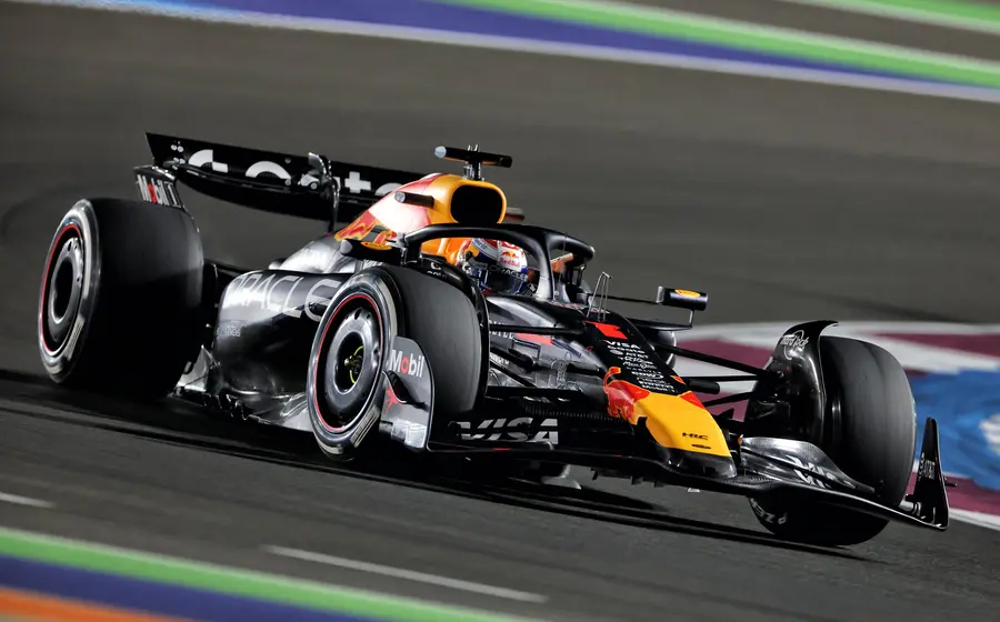El piloto de Fórmula 1, Max Verstappen, celebra su victoria en el Gran Premio de Qatar 2025, un paso clave hacia su pentacampeonato.