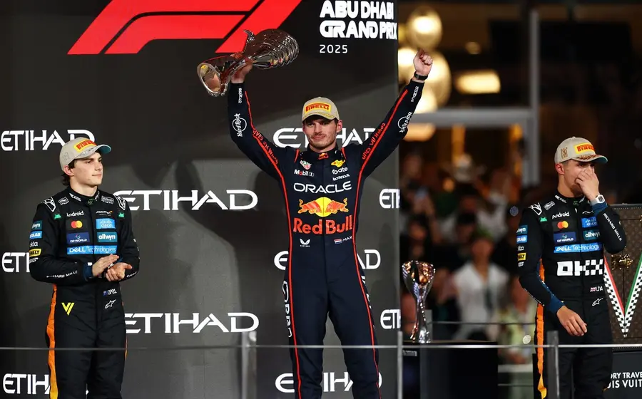 El piloto de Fórmula 1, Max Verstappen, demostrando en la pista por qué es considerado el rey y el mejor piloto del automovilismo.